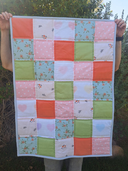 שמיכת טלאים לתינוק- פרחים ולבבות