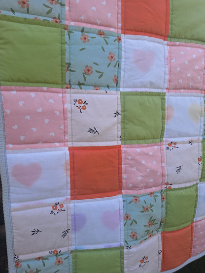 שמיכת טלאים לתינוק- פרחים ולבבות